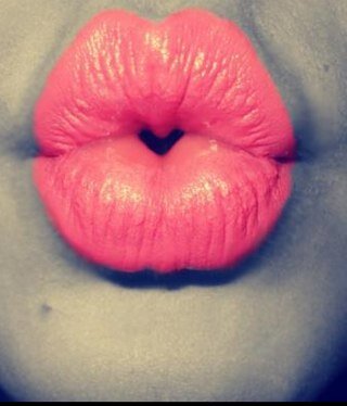 You're an amazing person and you are beautiful, you deserve to smile. Follow @CodyIsMyHxrry she follows back, ask