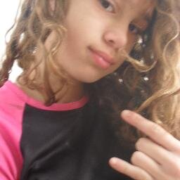 eu sou baixinha   linda de bonita, bem feliz com a minha familia  adoro andar com as minha amigas