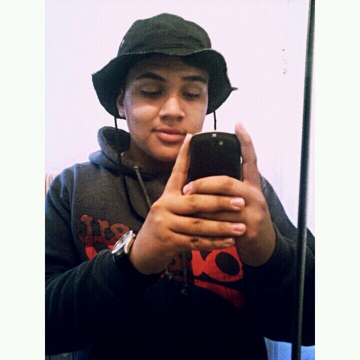 my tweets say who i am just follow & ill follow back (;