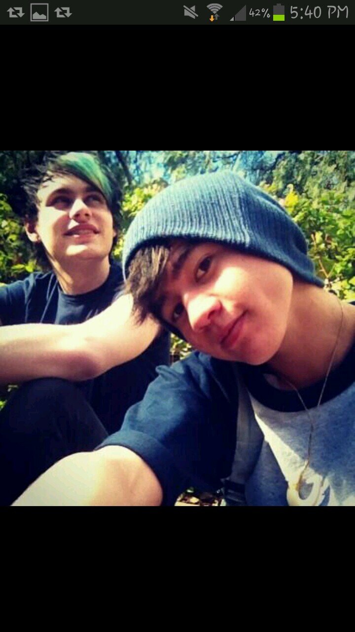 Hi please follow @wintxrmichael and help her reach her goal, thanks :)