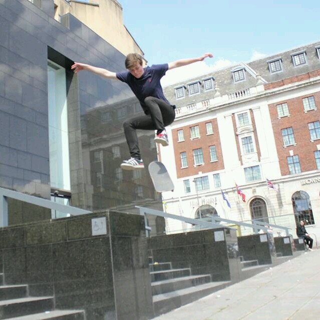 PointlessLoss's profile picture. Laurie Evans, 20, Studying BSc Computing at Sheffield Hallam University, Skateboarding, Guitar, More Skateboarding