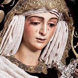 Hinojero y Sevillano. Amante de las cofradías, soledaero de sangre y aracelitano por devoción.