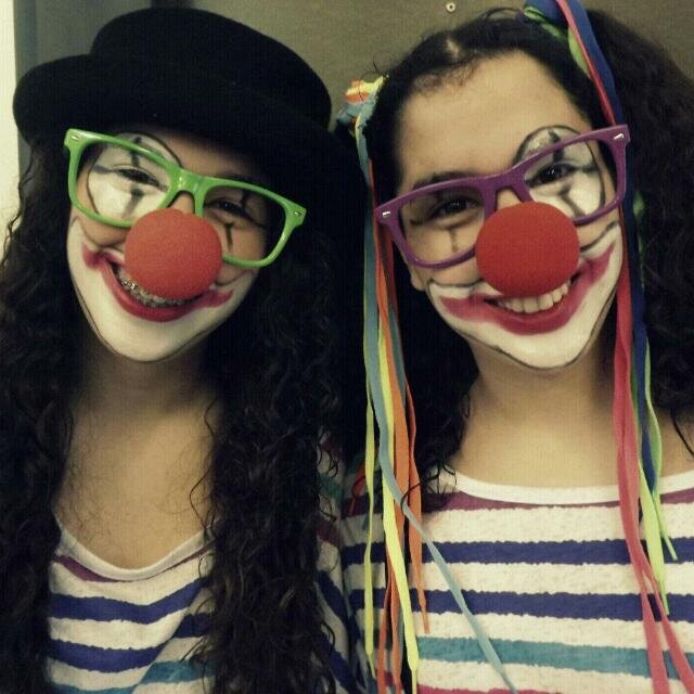 Si dicen perdido yo digo buscando si dicen no llegas de puntillas alcanzamos, Si dicen caiste yo digo me levanto si dicen dormidos mejor soñando