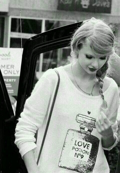 love taylor swift!! reaaaal swiftie since the beginning! i love @taylorswift13 so much!