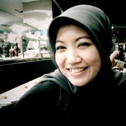 ibu-ibu agak muda yang suka kopi dan puisi.