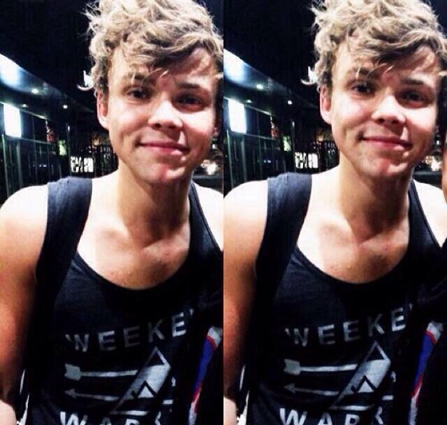 ❄️follow @_caitlin5sos & @tenayah123
they follow back ily.❄️