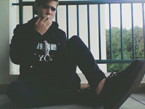 _espectrum's profile picture. 16. Por serle fiel a cuatro y estar a hostias con el resto. Echarse a perder. Aquí o pisas o te pisan.