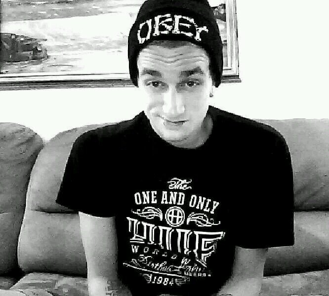 Im Ryan. 20 yrs old. skateboard, music, plugs and tunnles
