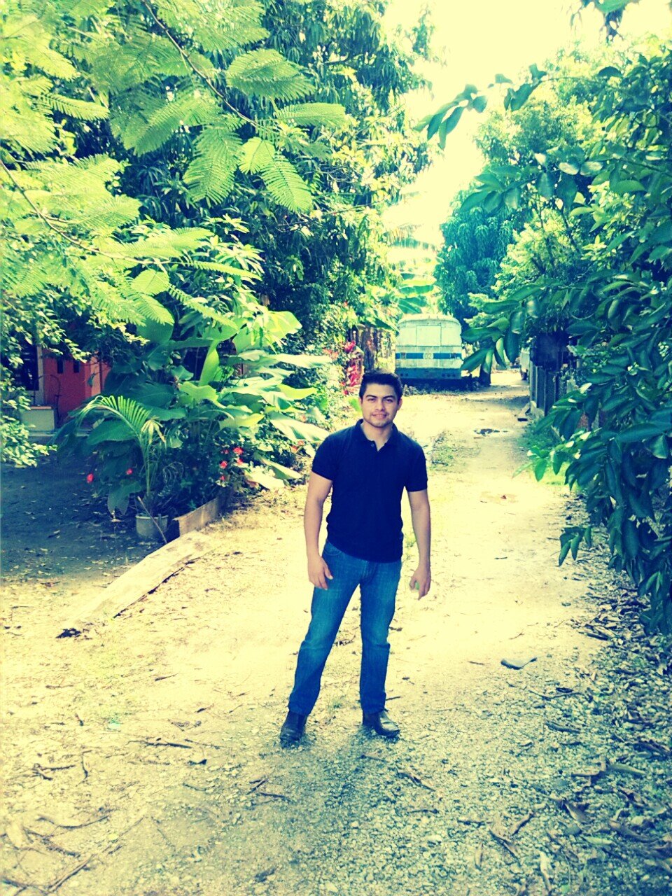 Me esfuerzo por ser una mejor persona cada día, lo hago por mi, y lo resumo con la siguente frase donde: La vida es la constante sorpresa de saber que existo.
