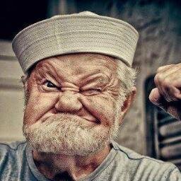 Não vale si apaixonar
Olha ver si pega bem
É que nos dias de hoje ninguém é de ninguém ♪