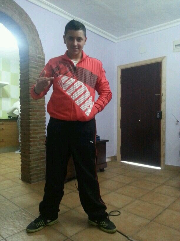 soy un chico de 13 aňos me gusta jugar al futbol y soi aficionado al boxeo