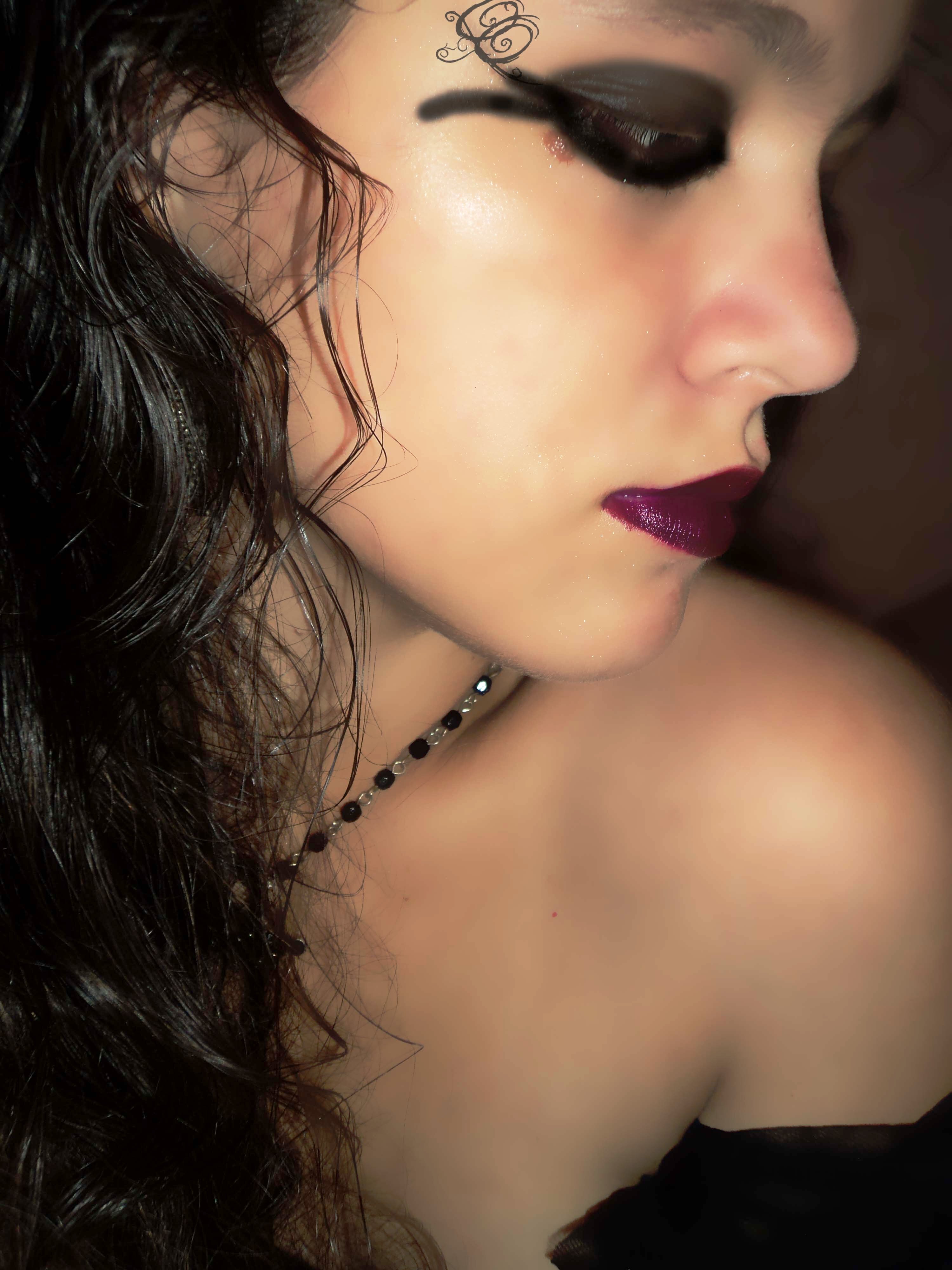 Realmente, uma Gótica verdadeira, vivo nas sombras, tentando encontrar a luz, mas por enquanto, deixe as luzes apagadas, o lado escuro da força seduziu-me!!!