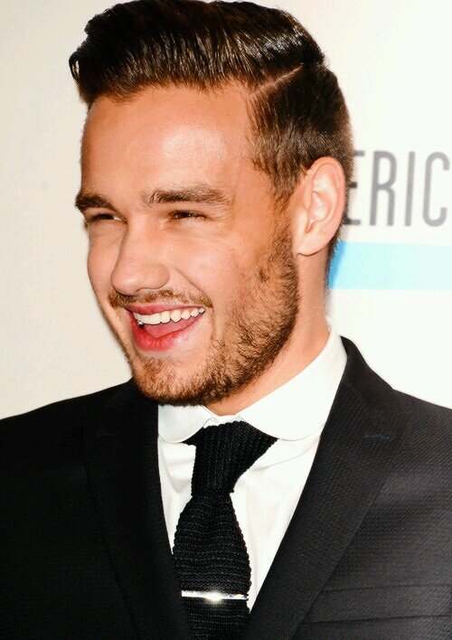 please follow @doodlelirry she got hacked and lost her account