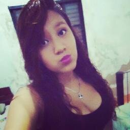 Debaixo da maquiagem e por trás do meu sorriso, eu sou apenas uma menina que deseja o mundo