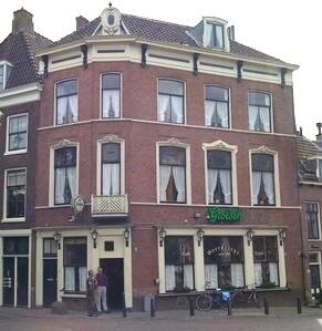 Eén van de oudste, bruinste café's van Utrecht. We staan bekend om onze karaoke, (afstudeer)borrels,vrijgezellenfeesten, darts, (groot scherm) voetbal, terras!