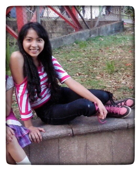hola soy de Guatebuena me gusta molestar y me gusta conocer a futuros amigos I LoVe TWITTER 3
