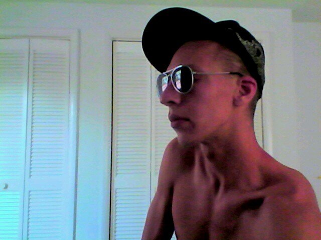 I make beats and i love music follow my fiance @AstroChic19