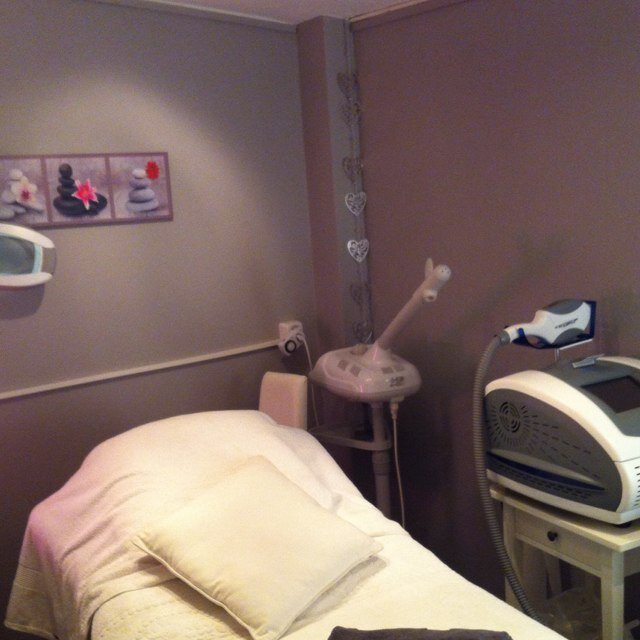 Institut de beauté ,massages, épilations lumière pulsée. http://t.co/LwHMAz70Ft