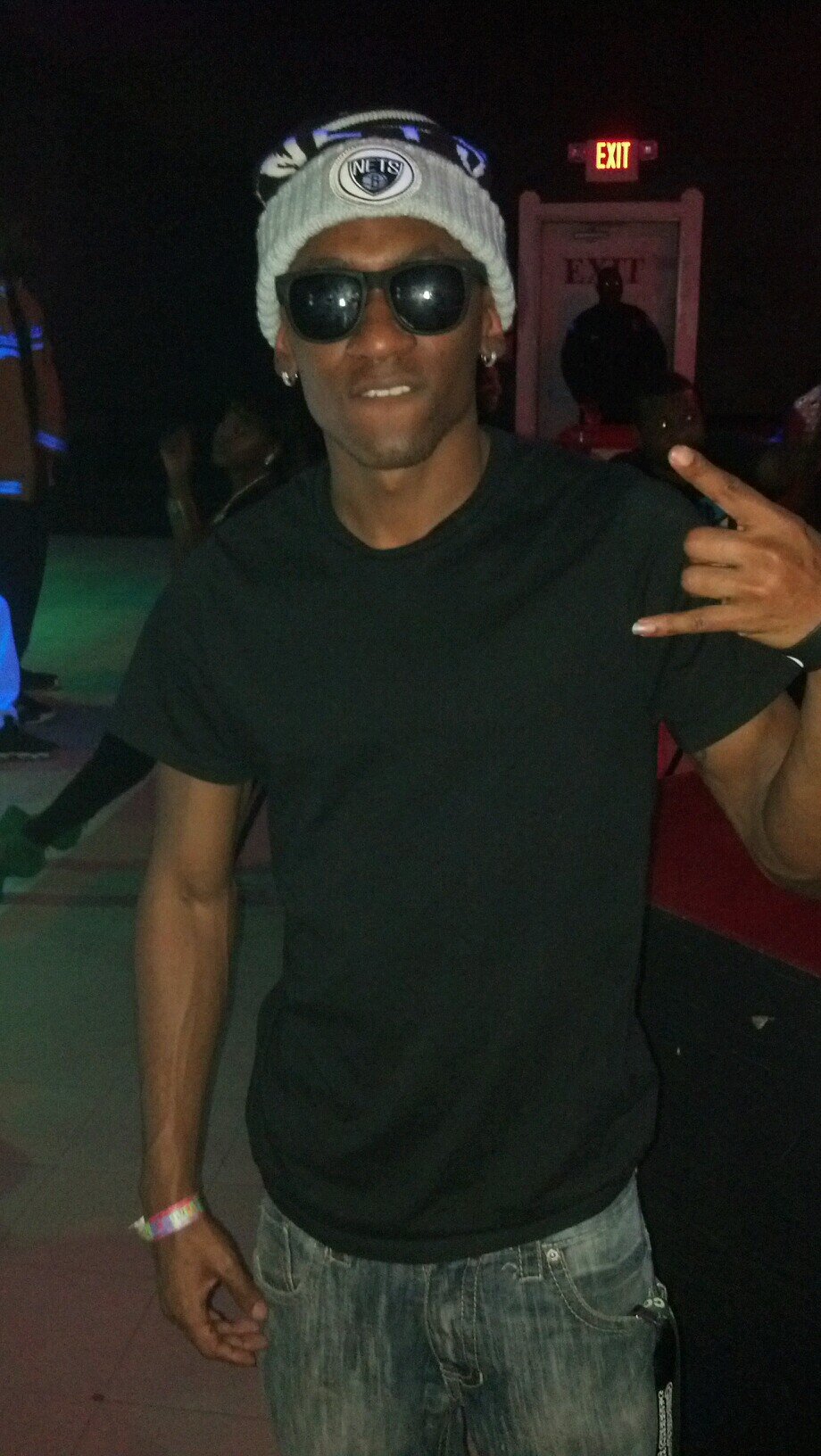 man im a cool laid back dude like to have fun and jus be goofy :) lol