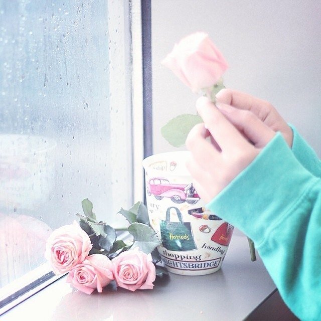 ‏تنَسكبُ فيِّ مُخيِلتي تفآصيلُه . فَ أتبعثرْ أنا ..,♡