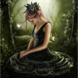 Tocada y hundida, muerta en vida. Tan solo soy una vagabunda de un tiempo perdido. Amante de la naturaleza y el silencio.