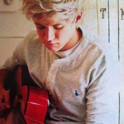 Soy argentinezolano, argentino y venezolano, amo a mi ex novia como a una hermana, toco guitarra, canto, skater, etc. I ♥ Miley Cyrus.