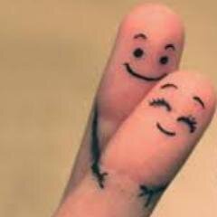 El amor no es sólo besos y abrazos , ya que alguien puede amar con  todo el corazón sin tocar ni ser tocado.