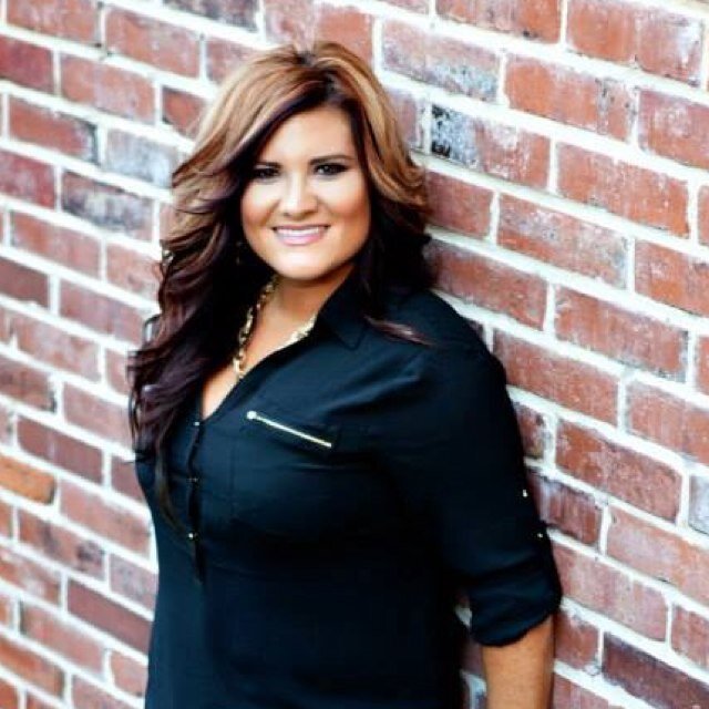 Hairstylist, Bulldog lover. Loving life with my wonderful family and friends! :)