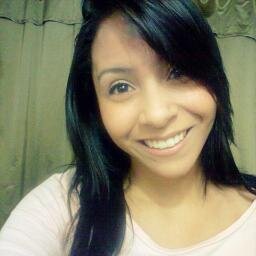Elα que vive com α cαbeçα nα luα, com músicα no ouvido e corαção nα bocα :)
elα é meninα e mulher, elα sαbe muito bem o que quer .