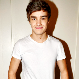hi bby...can u please go follow @lickinglirryx and ask for a follow back? ilysm