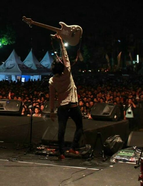 Sendratasik 11 UNP .guitar player @VICTRAZ .my lovely @Anggundwiefha. # Cintailah semua yg kita miliki..sebelum semuanya hilang!