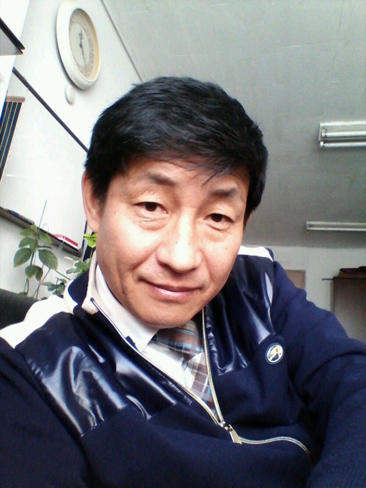 산업용.농/어업용 자재 (정전기방지 pe.pp-sheet.비닐.농업용물받이.양식장 발판 파이프.도전성원료개발.등등)자영업을 하며 축구.등산.여행.문학등에 관심이 많은 두아들에 아버지.자원봉사단체 만원의행복
