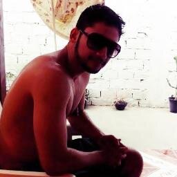 19 anos, estudante de fisioterapia, apaixonado pela vida, corintiano nato, orgulhoso, humilde, otimista, auto-confiante, esportista e socialista.