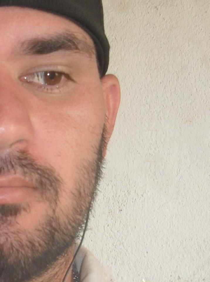 Amo música, cinema e literatura. Apaixonado pela minha família e meus amigos! E em busca da felicidade, sempre!