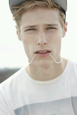 20 YO-student in campus-simple-smart-friendship-NOT BEAUTY BOY but REAL BOY, I just a GAY