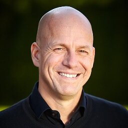 Family man in the mid of life, giving my best shot at whatever I do.
A sucker for icehockey in general and Rögle BK in particular!