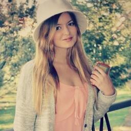 FREE FOLLOW. DONT FOLLOW ME. FOLLOW @CARLOTACORALIE :) 3
