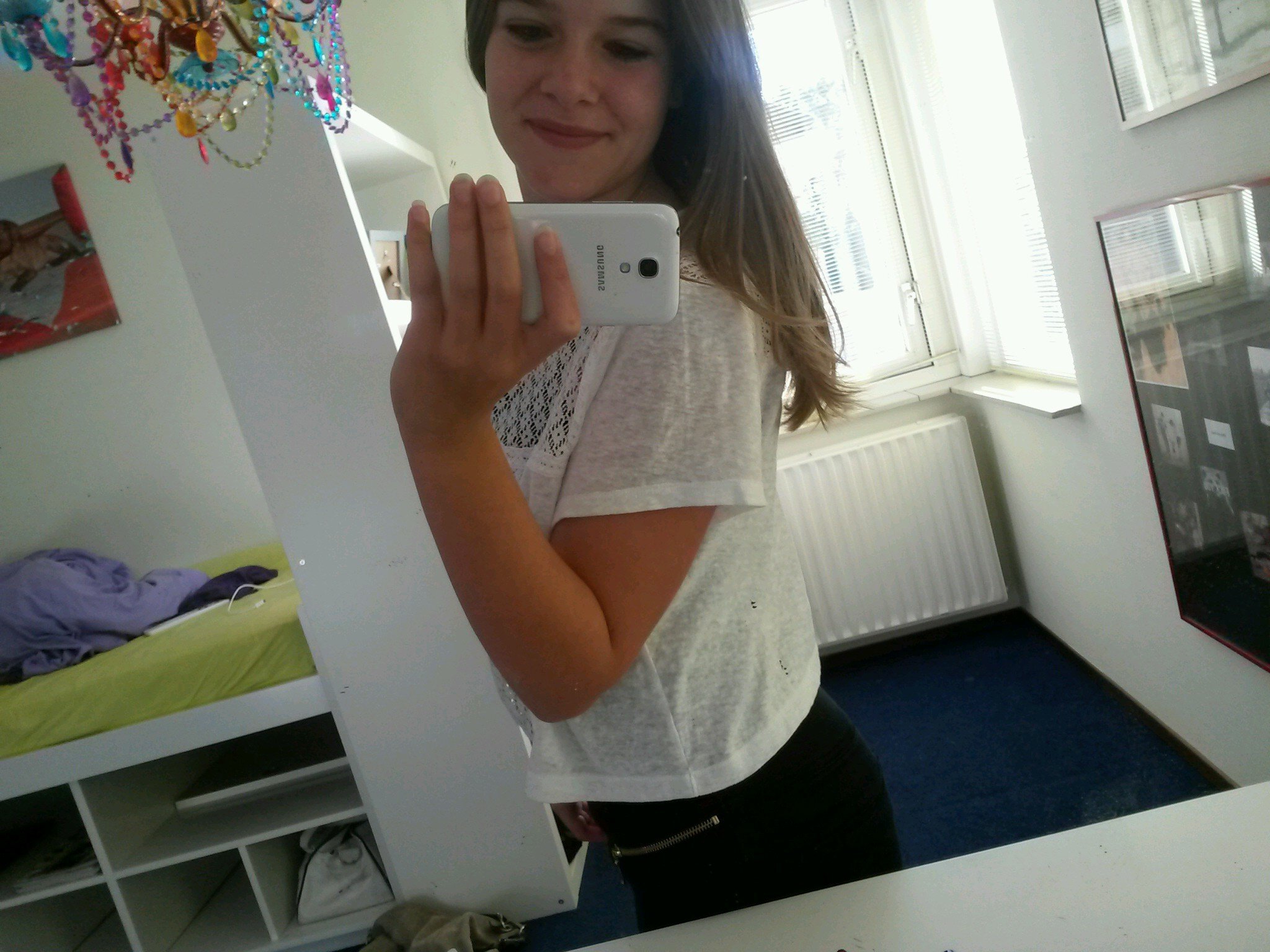 15 jaar. -- schoonoord doorn -- austin mahone & one direction -- insta ; loessje98 .