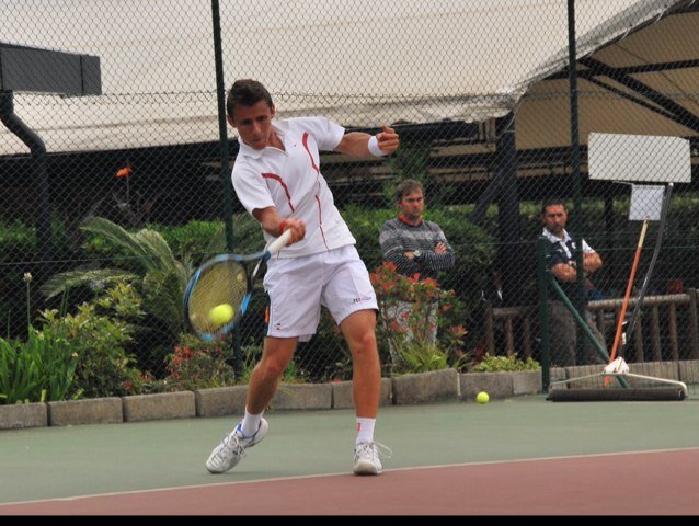 Estudiante de ingenieria nautica y jugador de tenis en el C.T.Fadura
