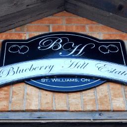 High-bush blueberry farm and seasonal farm market that also produces fruit wine and maple syrup. Located overlooking Lake Erie in Norfolk County.