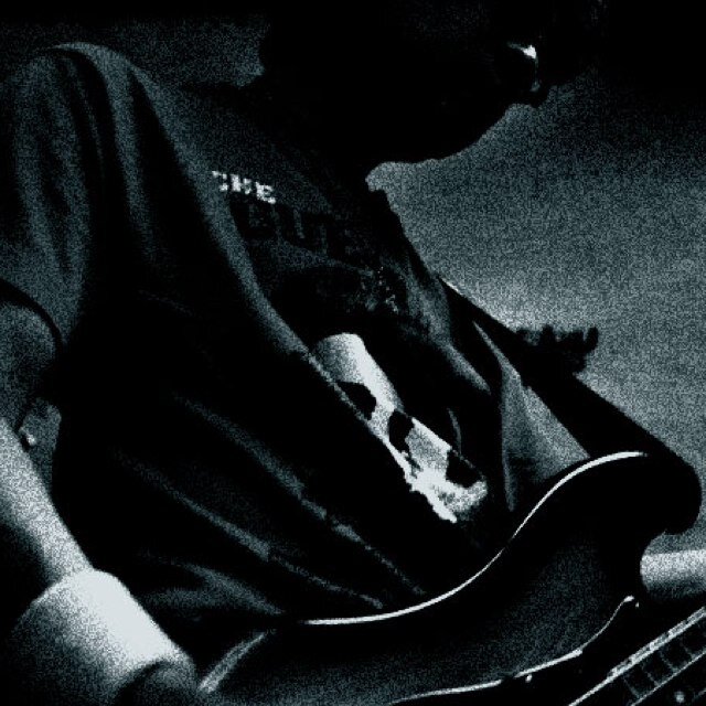 ROCK・JAZZ・Bossa Novaと酒をこよなく愛するただのオジサン。

自身のバンドは現在活動休止だが復活を模索中。 
2015年かららじらーきっかけで乃木坂ちゃんにハマるも、2017年に唯二の推しの引退見届け、その後鈴木絢音推しになるも卒業で現在はただの酒呑み。