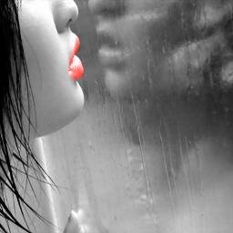 Tomando las riendas de mi vida. Con las cosas muy claras. Hace mucho que aprendí a sonreir a la tempestad.
La vida no es esperar a que pase la tormenta...