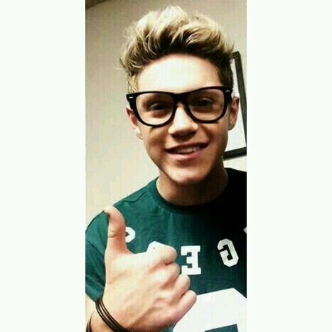 YOU JUST GOT A FREE FOLLOW PLEASE FOLLOW @iDesireNiall PLEASE THANK YOU SO MUCH LOVE YOU