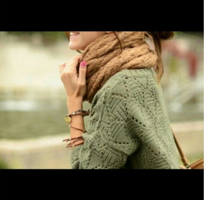 ‏‏‏آنا فتاة بهآ كمية من آلهدوء .. لكن عآشقه للضحك كثيراً تحب آلعزلة أحيآناً ..لتعيش جوهآ آلخاص ..عميقة آلتفكير ..تسآمح بسهولة ..       لا احد يرسل في الخاص
