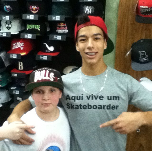 Sou skatista ,tenho 11 anos, gosto de rap,reggae,hip hop e funk
