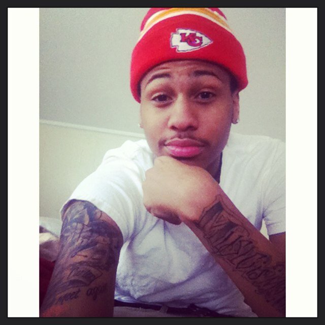 S/O to my 100rd Fam Dey kno who dey R!!! #TeamLiteSkin #TeamNike #TeamKU #TeamBaseball #TeamScorpio #KODL