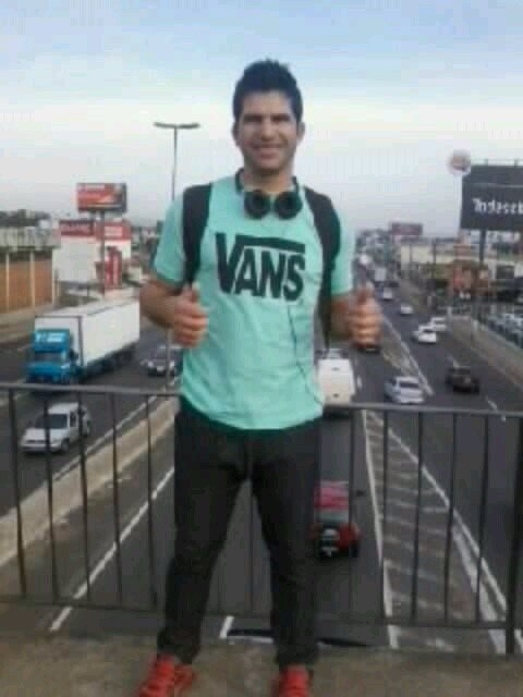 Sou amigo dos amigos verdadeiros falsidade não gosto sou colorado eternamente vamo vamo inter.
