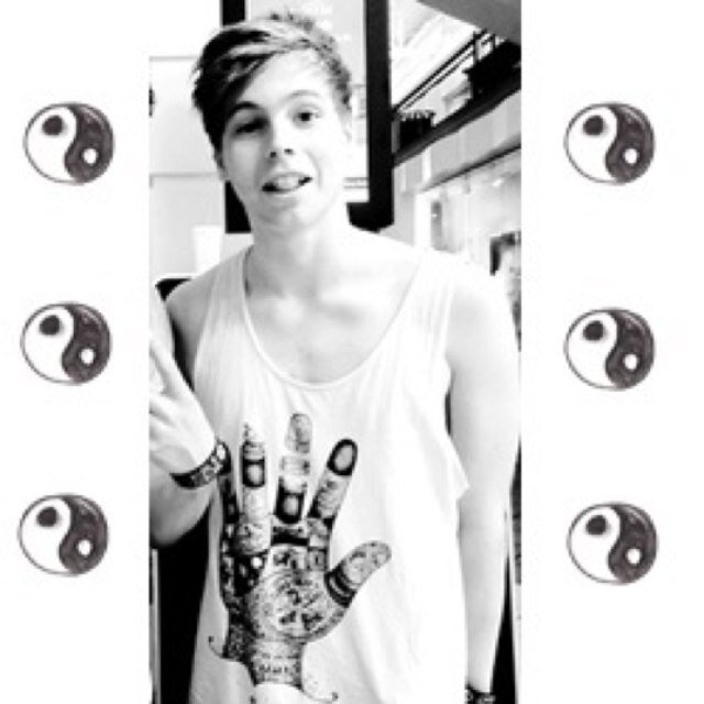 PLEASE FOLLOW THIS ACCOUNT MY OTHER ONE GOT FOUND BY PEOPLE FROM MY SCHOOL