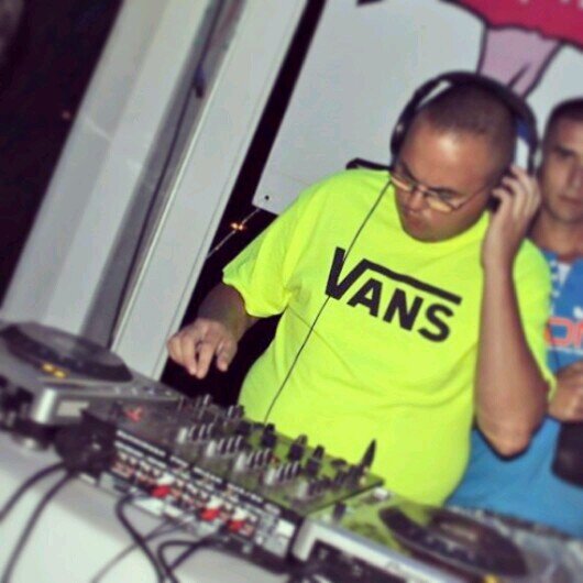 joven dj creador y fundador de street sound,amante del ricmo roto desde muy temprana edad,padre,dj,siempre intentando nuevos retos....rendirse no es una opcion