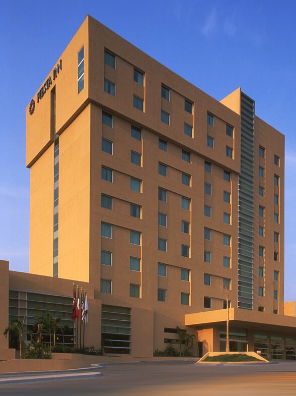 El mejor hotel de Tuxtla Gutiérrez. Contamos con alberca, gimnasio, restaurante 06:00 am a 23:00 pm, ROOMSERVICE 24 hrs y el mejor servicio de la ciudad.